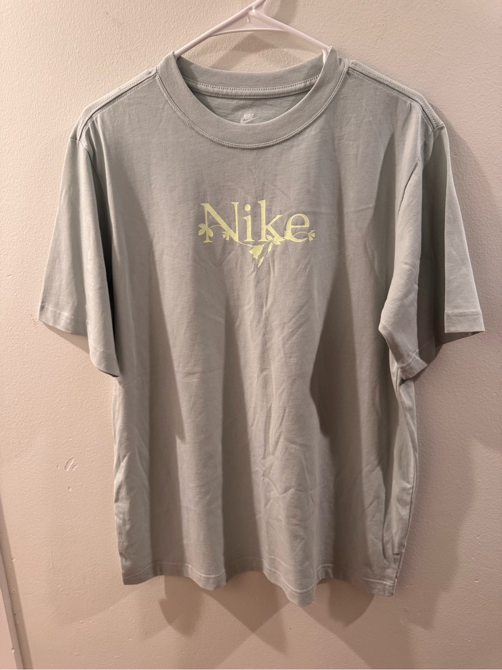 Nike Women's Loose Fit Light Gray Floral Design T-Shirt Size Small NWOT